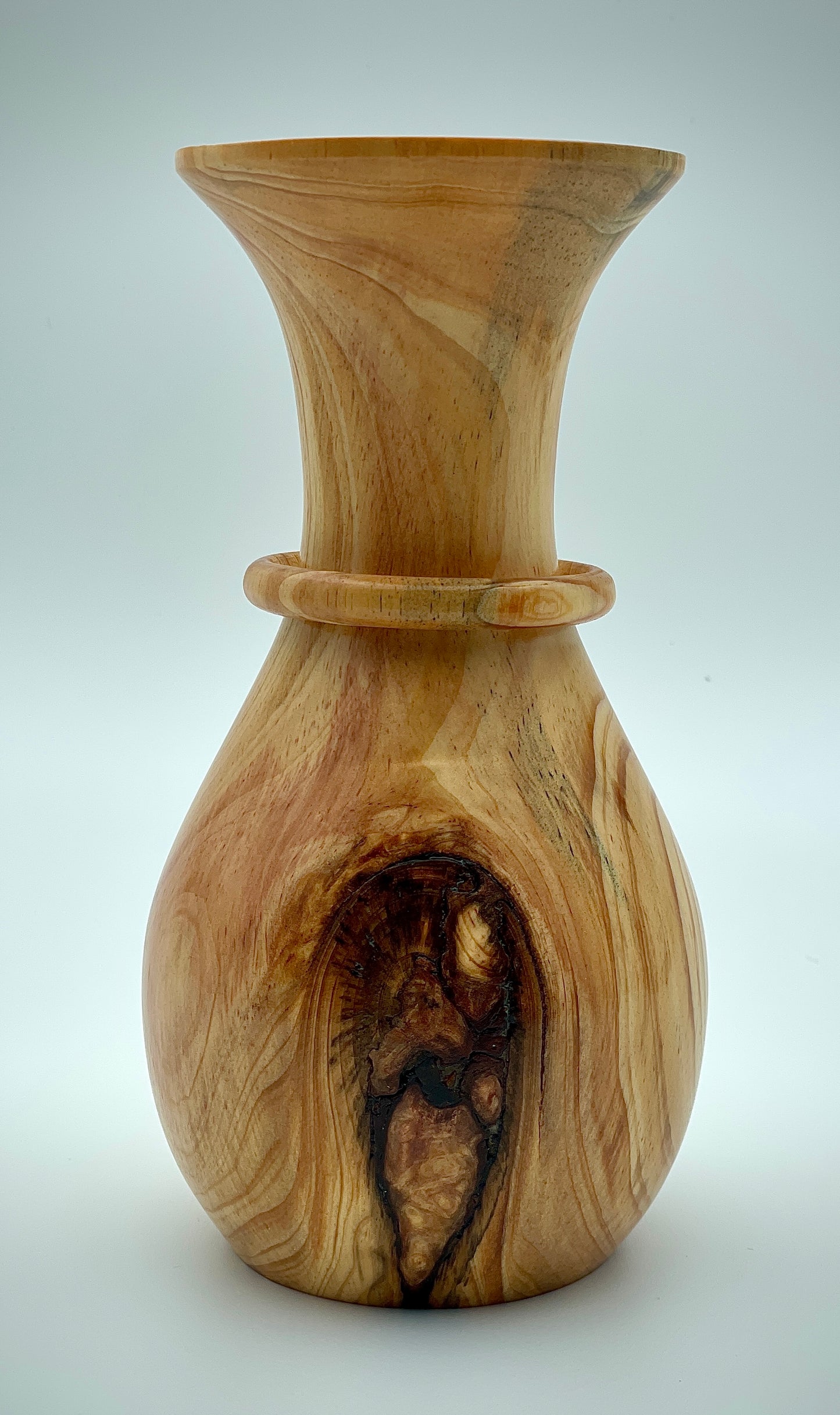 Captive ring pine vase