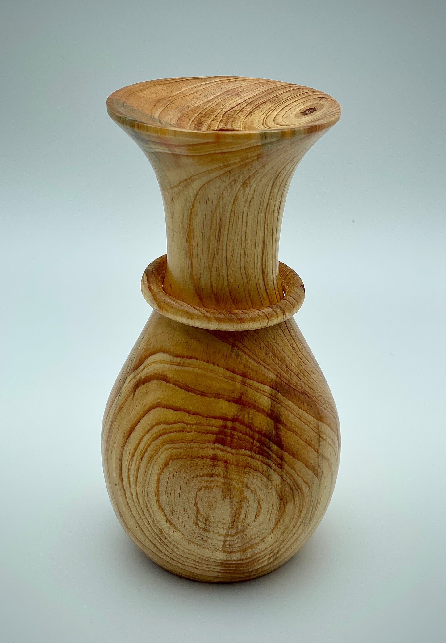 Captive ring pine vase