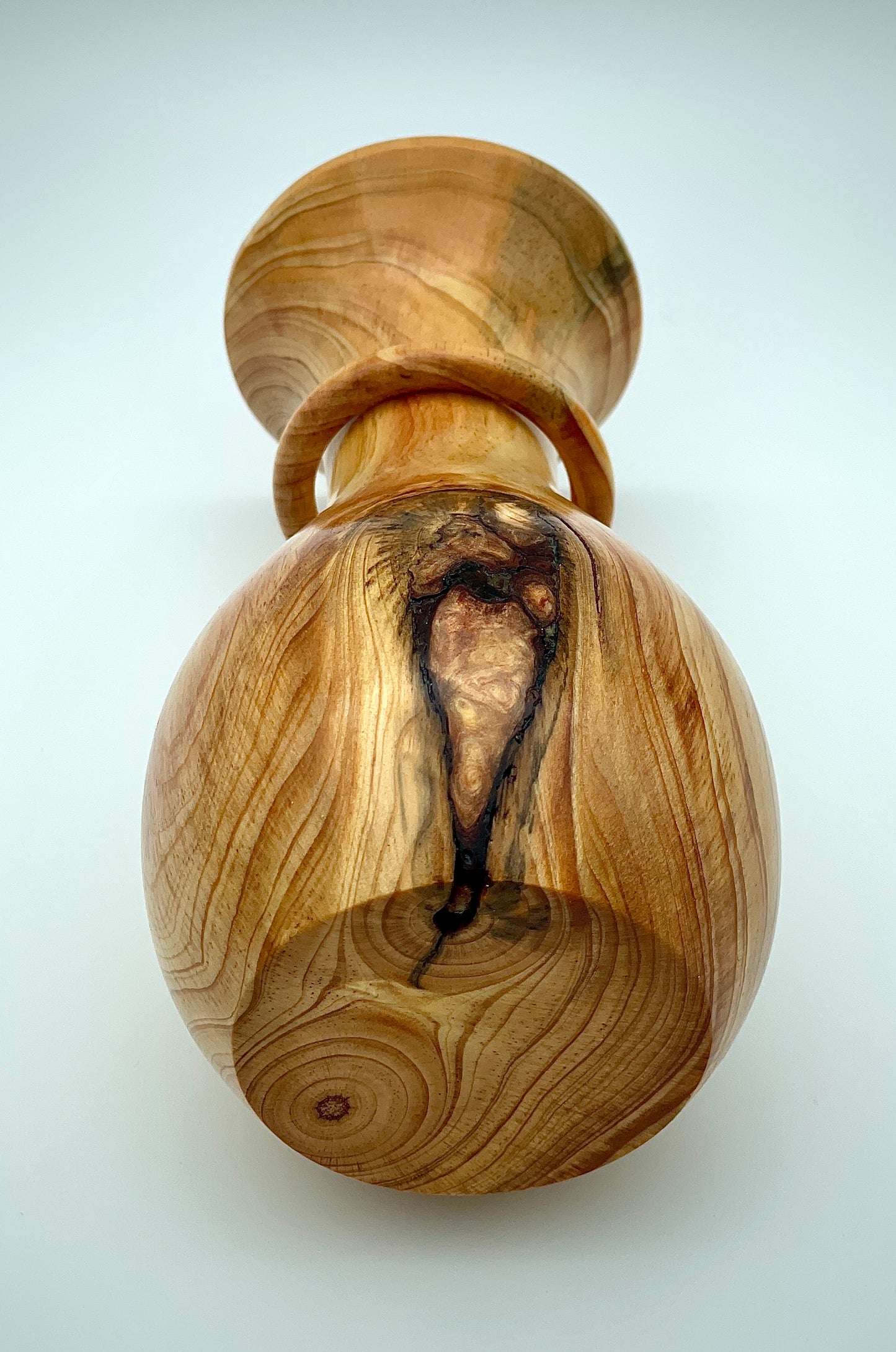 Captive ring pine vase