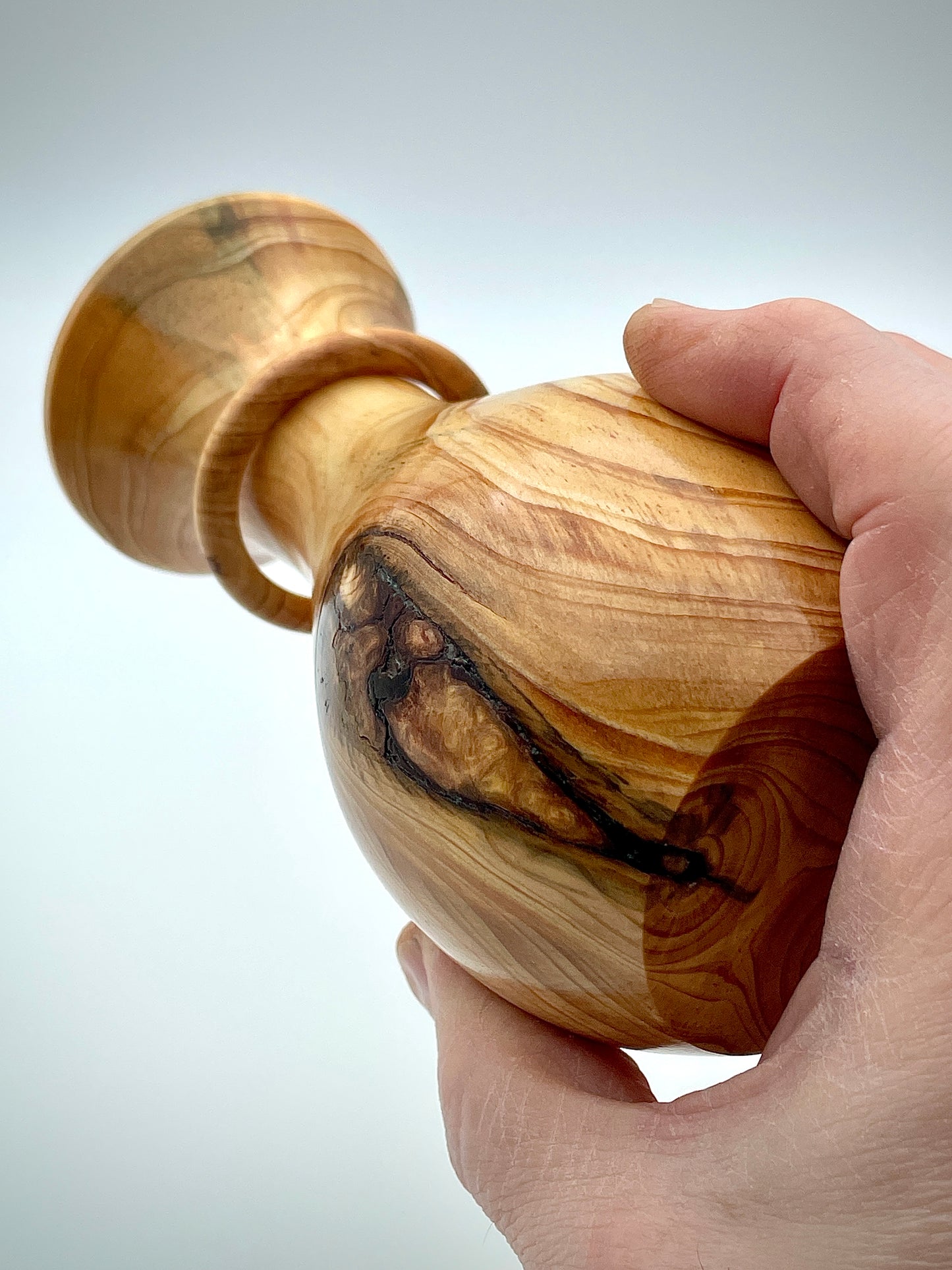 Captive ring pine vase