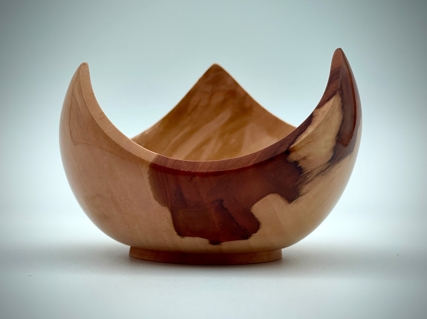 Three-cornered dish